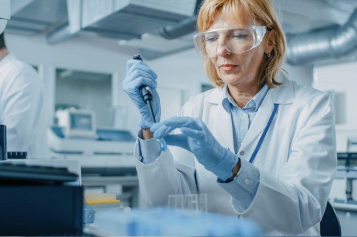 kobieta badająca próbki w laboratorium 